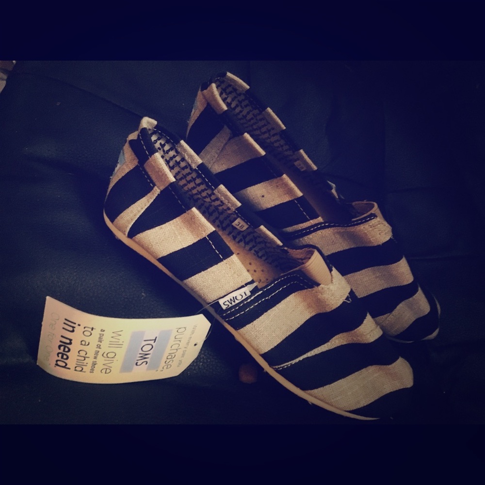 TOMS Size 7